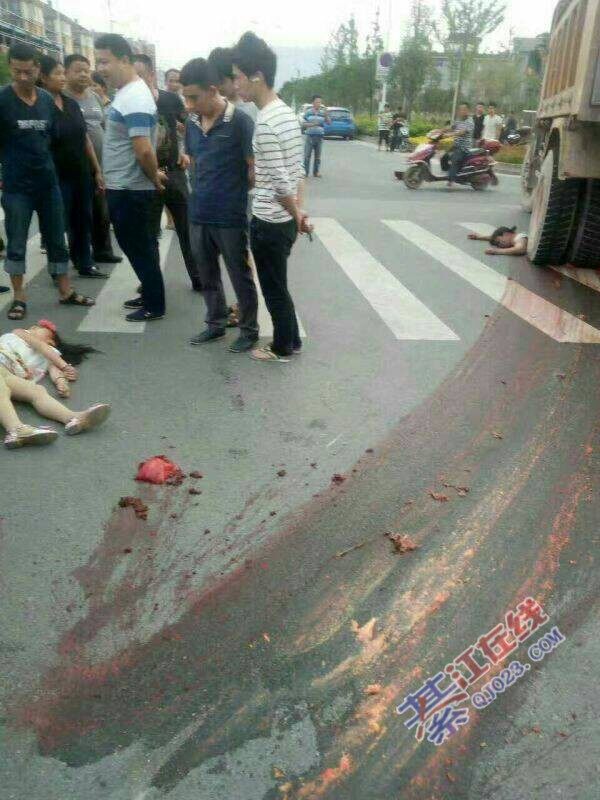 两个小孩惨死车轮下