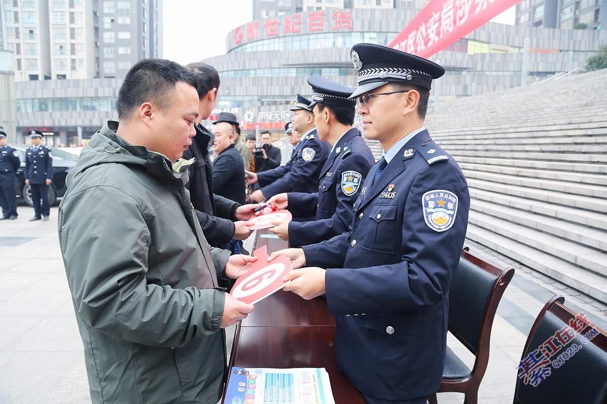 綦江刑警队里开出来三辆豪车!