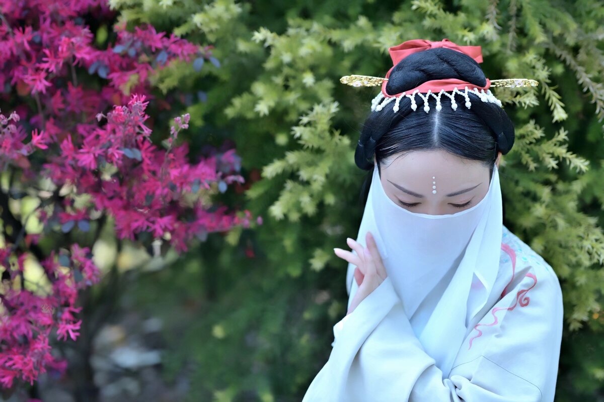 "犹抱琵琶半遮面"(人像)