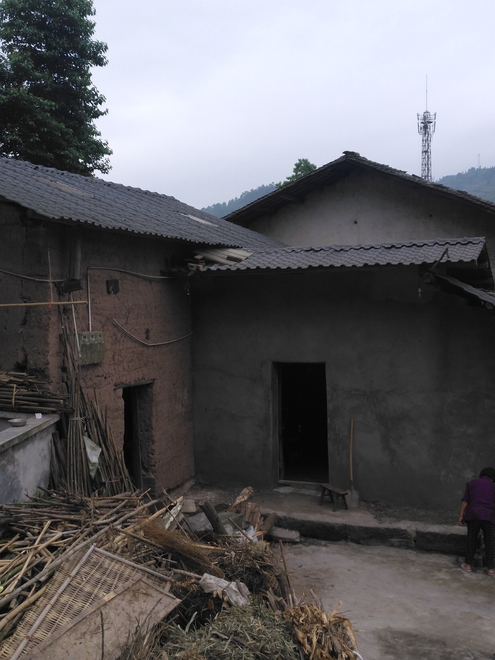 綦江石角农村危房改造 土墙抹灰一道靓丽的风景线