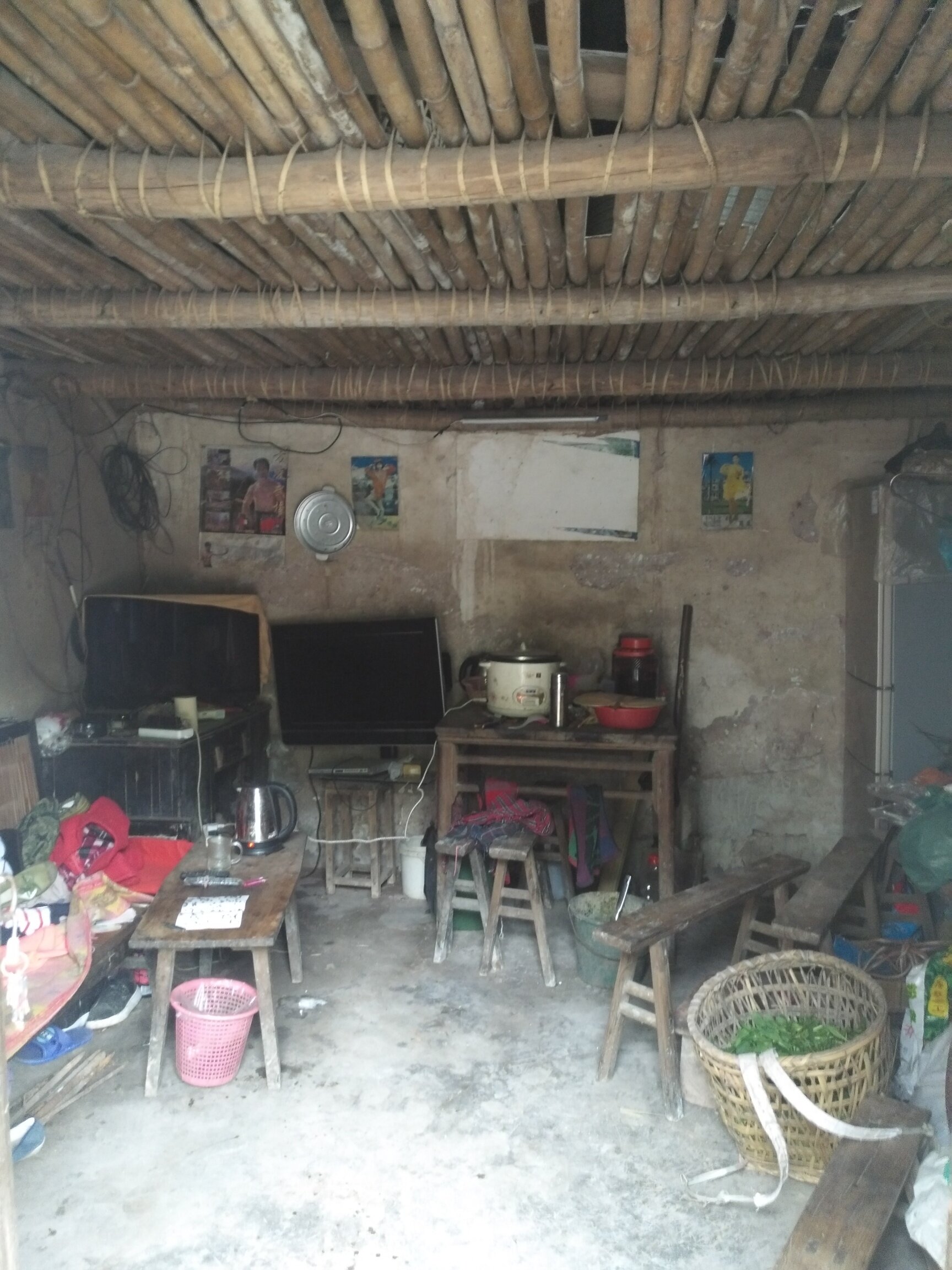 綦江石角农村危房改造 土墙抹灰一道靓丽的风景线