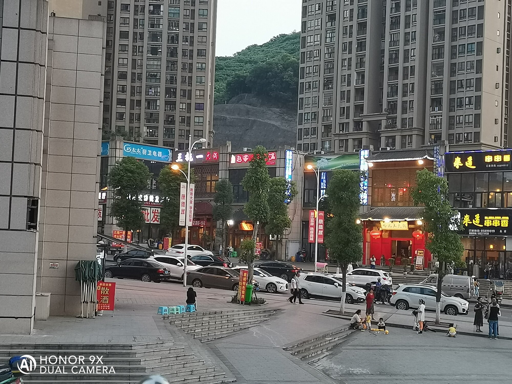 康德城交房不到两年,外墙装饰石材就开始垮塌