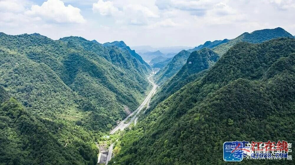 美极了,航拍贵州遵义娄山关景区的美景.