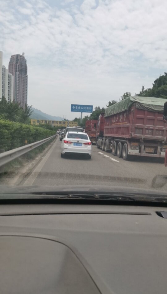 綦江至重庆方向堵车了