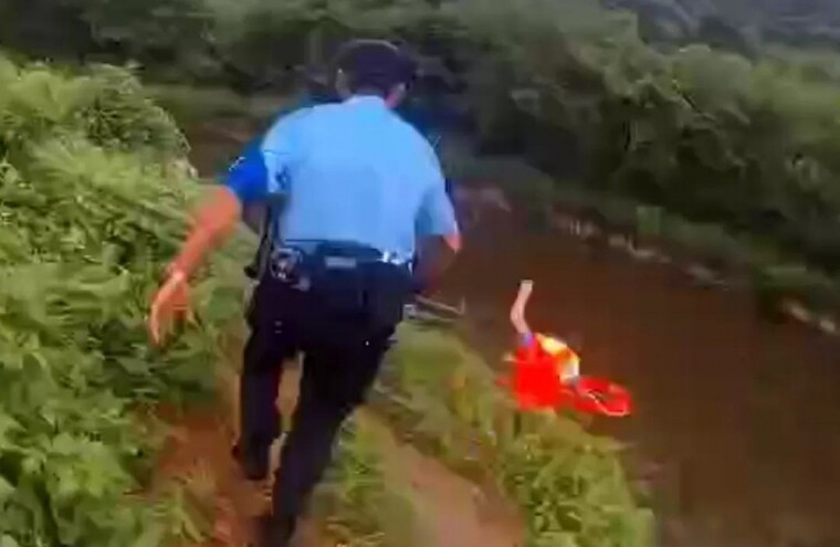 綦江沙溪河边惊险一幕！民警飞身入水，生死瞬间拉回女子！
