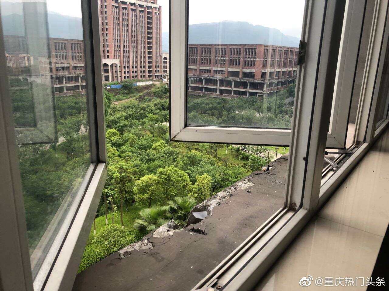 綦江翻译学校的阳台啷个是这种样子了