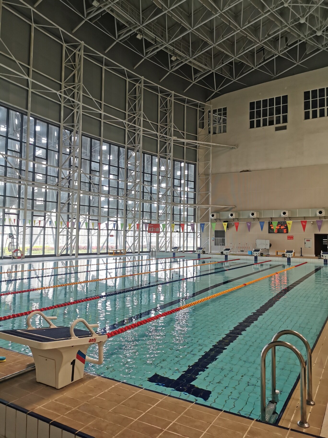 綦江体育中心游泳馆